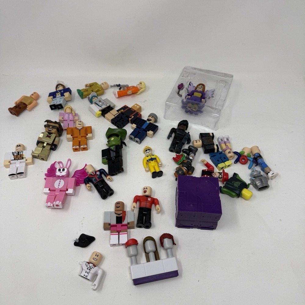R0BL0X Toys Action Figures Lot Of 19 Figures + Parts w/ Accessories NO CODES